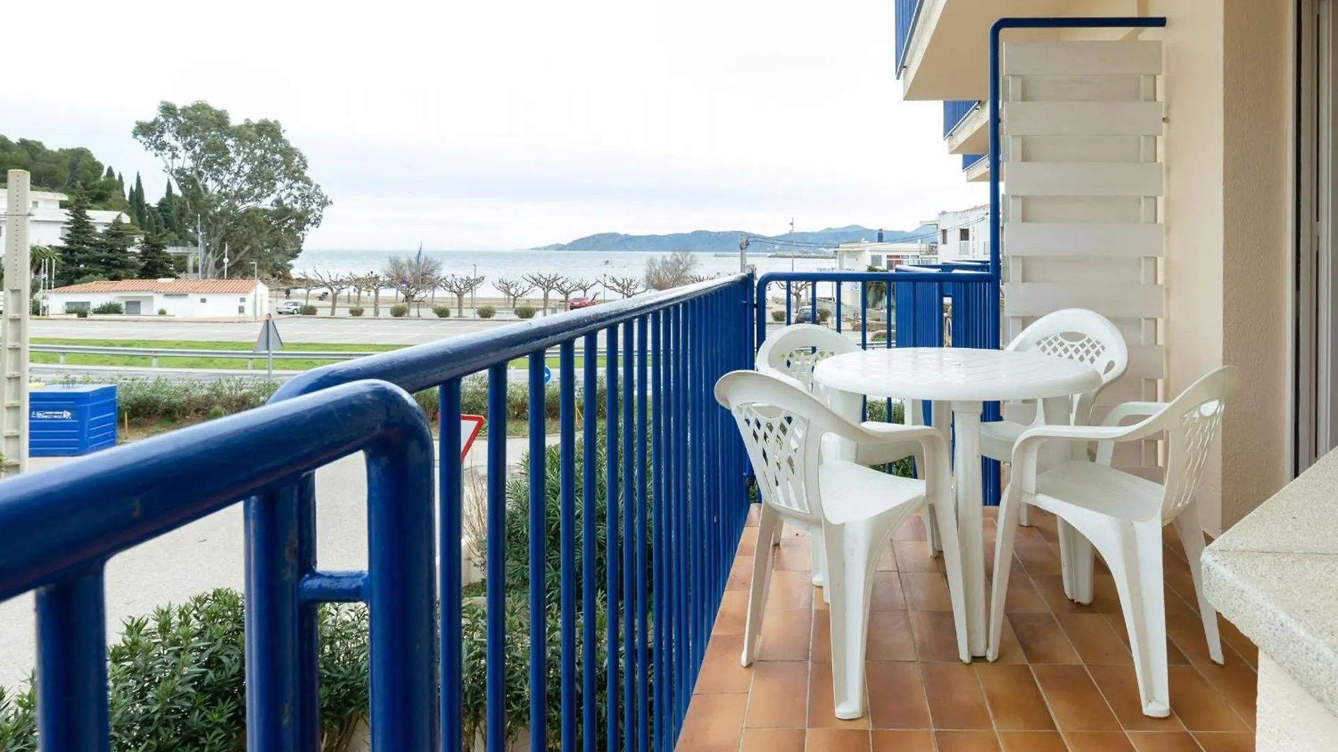 Luminoso Apartamento Con Vistas Al Mar A 50M De La Playa De Grifeu, Llanca - Es-228-25 contacts